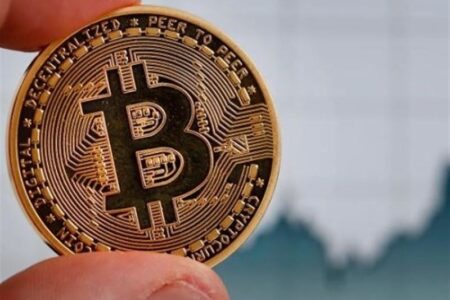 خطر کاهش قیمت بیت کوین تا ۷۱۰۰۰ دلار