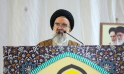 خطیب جمعه تهران: مذاکره با آمریکا سادهلوحی سیاسی است