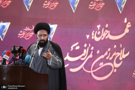 سید علی خمینی: متکی به شخص نباشیم/ نسبت به مبانی کوتاهی کرده‌ایم/ باید در نسل جوان خودمان به تقویت مبانی بپردازیم/ دشمنان را متوجه کنیم که اگر بزنید، می‌خورید