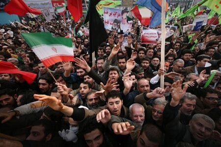 دشمن همواره به دنبال سوءاستفاده از انتقادات و مطالبه‌گری‌های به حق مردم است