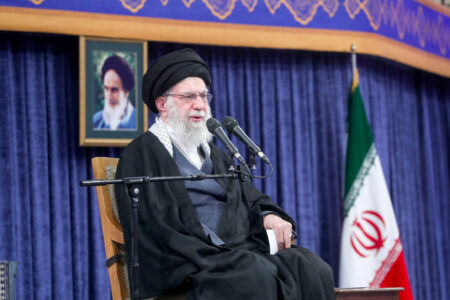 در مقابل جنگ نرم دشمن بی‌تفاوت نباشیم؛با همراهی مردم دشمن را به زانو در می‌آوریم