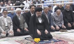 اقامه نماز ظهر و عصر به امامت حجت‌الاسلام والمسلمین سید یاسر خمینی در مراسم سی‌وهفتمین سالگرد ارتحال امام خمینی(س)