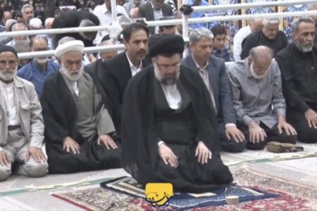 اقامه نماز ظهر و عصر به امامت حجت‌الاسلام والمسلمین سید یاسر خمینی در مراسم سی‌وهفتمین سالگرد ارتحال امام خمینی(س)