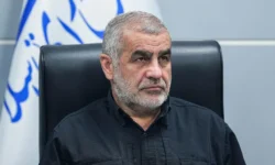 مسئولان در دولت و مجلس باید عامل اقتدار سیاسی و اقتصادی کشور باشند