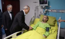 دکتر پزشکیان به عیادت موسوی گرمارودی رفت